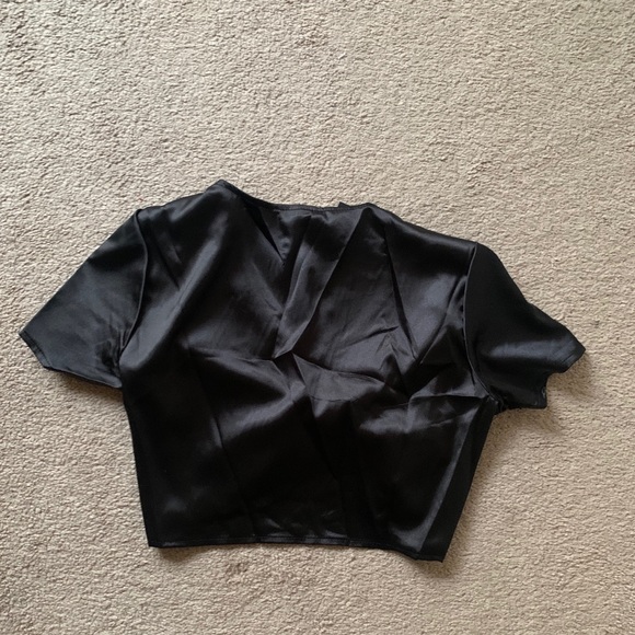 New! NWT Fashion Nova Satin Crop Top Front Twist - Picture 4 of 8